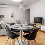 Lägenhet Family With Air-conditioning, Balcony, Free Parking!