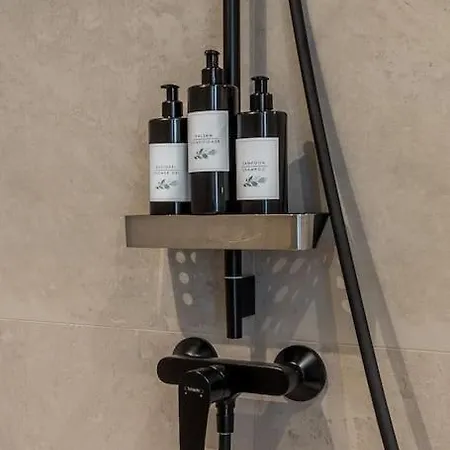 Family With Air-conditioning, Balcony, Free Parking! Lejlighed