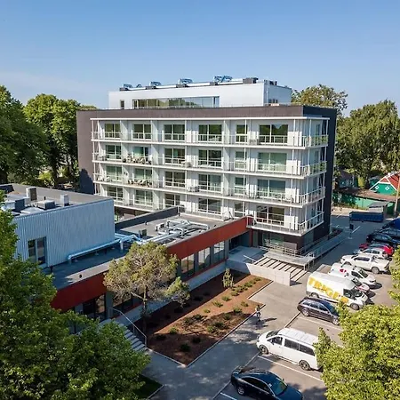 Family With Air-conditioning, Balcony, Free Parking! *