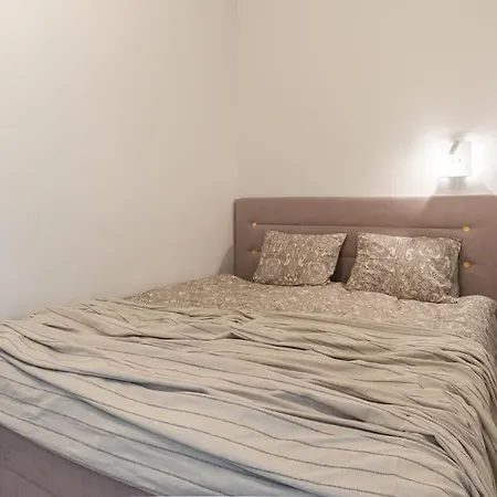 Lejlighed Family With Air-conditioning, Balcony, Free Parking! *