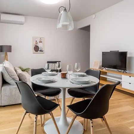 Apartment Family With Air-conditioning, Balcony, Free Parking!